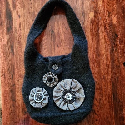 Bolso de mano de lana de fieltro negro botones hobo tejido a mano  Foto 1 de 4