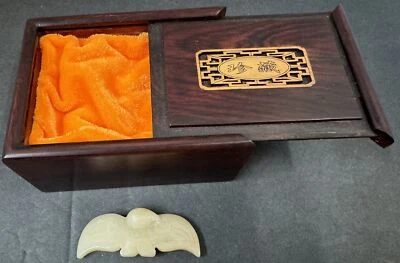 Vintage Chinese White Jade Carved Eagle Pendant in Mahogany Red Wood Jewelry Box - Изображение 1 из 4