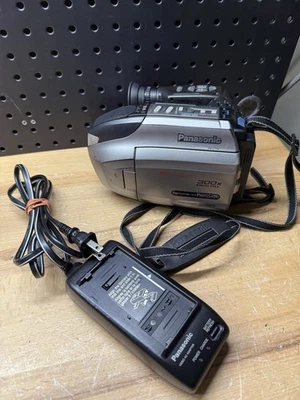 (C) Panasonic Palmcorder PalmSight Camcorder PV-L779D - Image 1 of 4