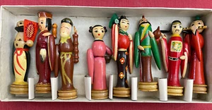 8 divinità taoiste immortali cinesi, 4 statuine in legno dipinto vintage da 3/4” - Foto 1 di 12