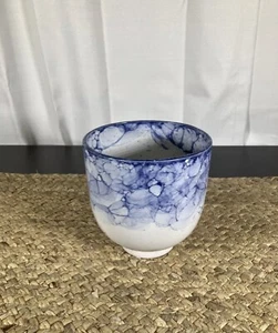 Ellory Keramik blau & weiß Topf Übertopf oder Vase Seifenblasenmuster Sprenkel - Bild 1 von 6