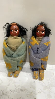 CA.1930-е СКУКУМ «ХОРОШИЙ ХУЛИГАН» ИНДЕЙСКИЕ 7-ДЮЙМОВЫЕ ЦЕЛЛУЛОИДНЫЕ КУКЛЫ - Изображение 1 из 4