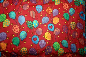 GLOBOS DE FIESTA MULTICOLORES SOBRE FRANELA ROJA - TELA 100% ALGODÓN - Imagen 1 de 4