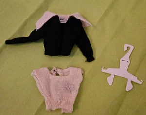 Muñeca Barbie - Conjunto Suéter Cárdigan Blanco y Negro - Mattel - Imagen 1 de 1