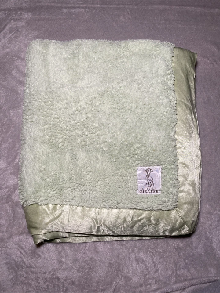 Cobertor de bebê Little Giraffe verde claro acabamento acetinado reversível Sherpa Lovey 28x33 - Imagem 1 de 4
