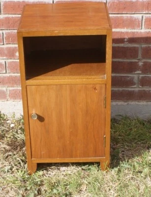 Mesita de noche SÓLIDA vintage/antigua importación británica de nogal  Foto 1 de 4