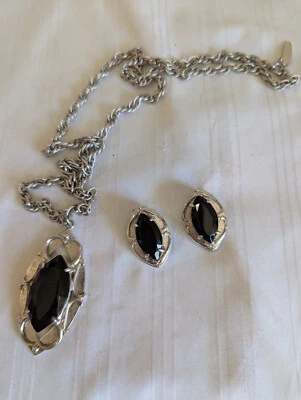 Colgante Whiting & Davis en cadena de 26" + clip a juego en pendientes plata negro Foto 1 de 4