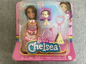 Muñeca Barbie Chelsea con tez oscura incluye un perro mascota y accesorios - Imagen 1 de 5