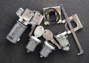 1973-1977 Buick Century Ignition Door Trunk Locks Lock - Foto 1 di 5