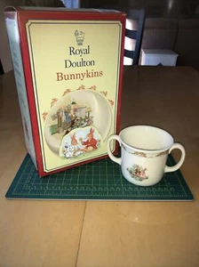 NEUF Royal Doulton Bunnykins Baptême 2 pièces 1 bol et 2 poignées tasse bébé ensemble - Photo 1/11