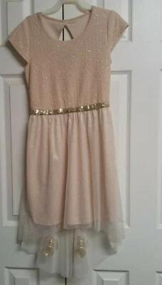 Vestido niña. Dobladillo alto bajo. Apertura de cerradura en la parte posterior. Oro. Cinturón adjunto lentejuelas. Foto 1 de 3