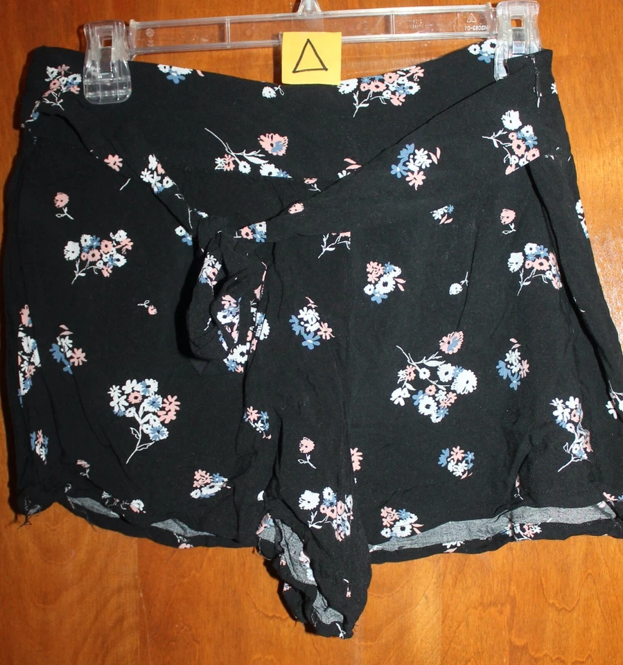 MAURICES Ladies' Sz 9/10 Short SHORTS (black floral w/ side zipper & tie belt) - Image 1 of 1