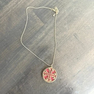 Colar pingente medalhão logotipo Tory Burch tom dourado esmalte vermelho 20" ajustável - Imagem 1 de 3