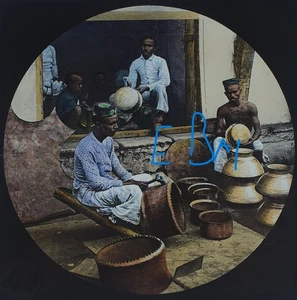 Foto INDIEN MÄNNER MACHEN KOCHTÖPFE & VASEN UM 1888 Magisches Laternendia - Bild 1 von 5