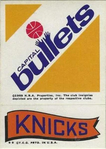 1969 Topps NBA CAPITAL BULLETS emblema del equipo/New York Knicks pegatina bandera casi nuevo - Imagen 1 de 2