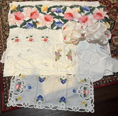 Battenberg-Style Lace Edge Tulip Applique Design Vintage Lot Of Assorted Linens - Image 1 of 4