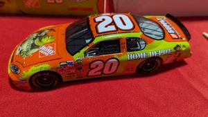 Tony Stewart #20 Home Depot Shrek 2 2004 Monte Carlo Nascar 1:24 Diecast action - Picture 1 of 4