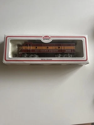 Model Power HO Scale Southern Pacific Diesel Locomotive #6054 – Metal Chassis - Image 1 of 2