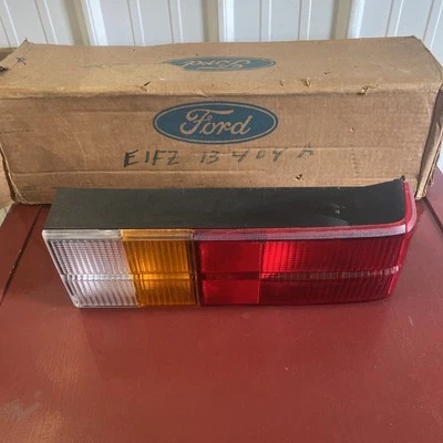 FORD ESCORT 1981 1982 1983 1984 1985 MONTAJE LUZ TRASERA DERECHA E1FZ-13404-A Foto 1 de 4