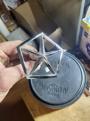 EMBLEMA PARRILLA CROMADA MOPAR DODGE PLYMOUTH CHRYSLER NUEVO DE STOCK 4334016 Foto 1 de 4