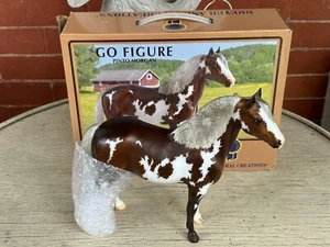 Breyer Horse Vintage Club Go Figure 712474 Silver Bay Pinto Justin Morgan Certificato di autenticità - Foto 1 di 4