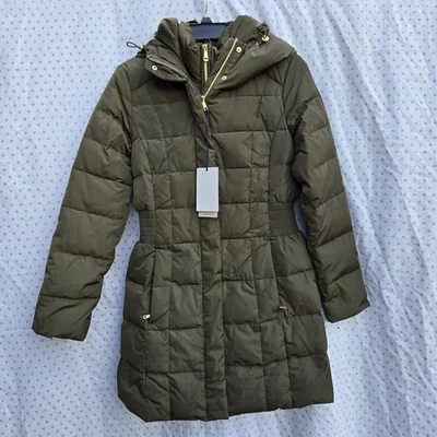 CHAQUETA VERDE ACOLCHADA CON CAPUCHA INSERCIÓN BABERO $300 FIRMA COLE HAAN NUEVA CON ETIQUETAS. TALLA XS Foto 1 de 4