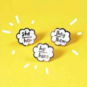 Kleine Wolke Pronomen Pins! - Wählen Sie sie / sie, sie / sie, er / ihn - Stolz süß - Bild 1 von 7