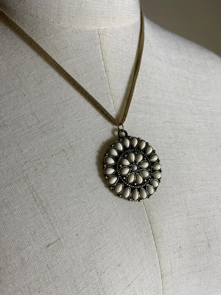 Collar medallón de latón estilo vintage boho cadena de cuero ajustable estilo años 70 Foto 1 de 4