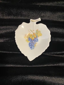 Bandeja pequeña de porcelana Jammet Seignolles en forma de hoja de uva con uvas - Imagen 1 de 2
