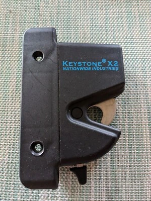 PESTILLO DE PUERTA PARA POSTE O RIELES METÁLICOS Foto 1 de 4