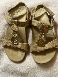 Sandalias Vionic Farra Doradas Metálicas Ajustables Cómodas Planas Tiras Corcho Talla 6 NUEVAS - Imagen 1 de 4