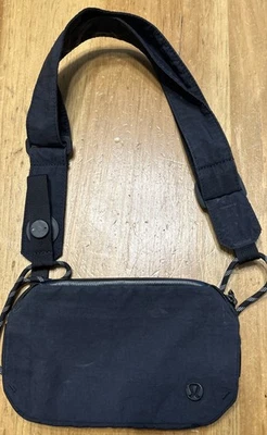 Riñonera Bandolera Lululemon Pop It Off para Mujer Color Negro Foto 1 de 4