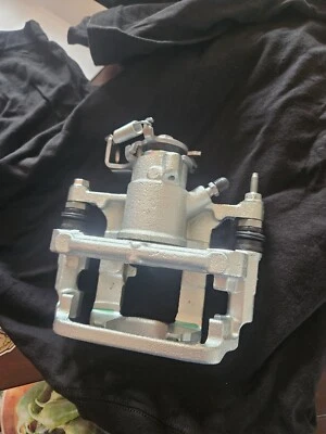 Pinzas de freno traseras izquierda derecha con soportes para Chevrolet Sonic Trax Buick Encore Foto 1 de 4