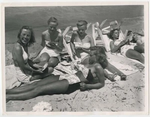 Original 1948 Pretty Bikini Co-Ed Girls Playing Cards, Beach, Bay City, Michigan - Picture 1 of 2