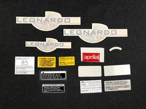 TOTALMENTE NUEVO JUEGO DE CALCOMANÍAS AZUL SIDERAL AP8137955 APRILIA LEONARDO 125 96-97 GENUINAS - Imagen 1 de 3