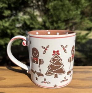 Handpainted Stoneware Gingerbread Man Christmas Tree Embossed Holly Mug Cup New - Picture 1 of 5