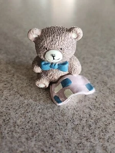 Vintage Sammlerstück 2 Zoll Porzellan Harz grau Teddybär in blauer Krawatte hält Decke - Bild 1 von 5