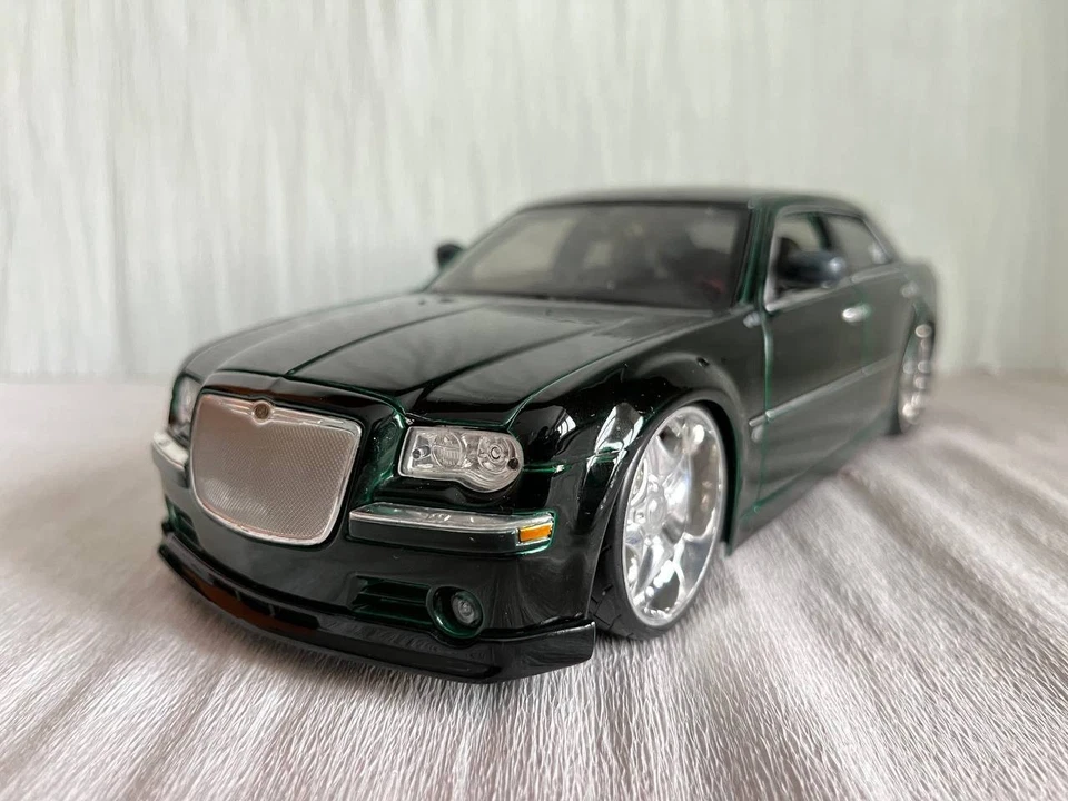 Maisto 1:18 Chrysler 300C Hemi V8 Custom - Playerz Collection - Immagine 1 di 4