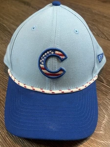 Cappello Corda Chicago Cubs New Era 2025 4° 4 Luglio 39THIRTY Elasticizzato Fit M/L - Foto 1 di 6