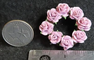 Lila Papier Rosenkranz für Eingangstür Akzent Wand 1:12 Miniaturen 4593 wie besehen - Bild 1 von 2