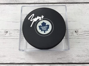 Disco de hockey autografiado de Toronto Hojas de Arce firmado por Zach Hyman a - Imagen 1 de 1