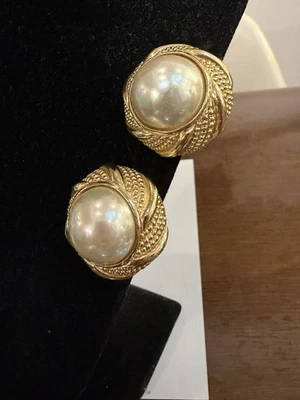 Boucles d'oreilles à clip Christian Dior vintage avec perle dorée - Immagine 1 di 4