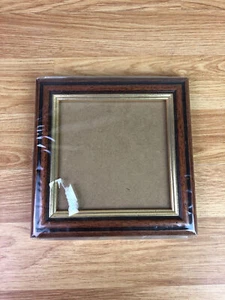 Marco de fotos de madera de color oscuro con bordes dorados para adaptarse a fotos cuadradas de 4,5"  - Imagen 1 de 8