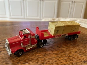 Remolque Tyco HO Slot Car camión eléctrico semi y línea roja con cajas. - Imagen 1 de 4