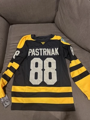 Camiseta clásica de invierno David Pastrnak Boston Bruins negra y amarilla para hombre mediana Foto 1 de 4