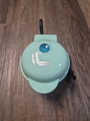 Mini pastelera DASH. ¡Dulces golosinas saladas, quiches en minutos! Cortador de masa incluido Foto 1 de 4