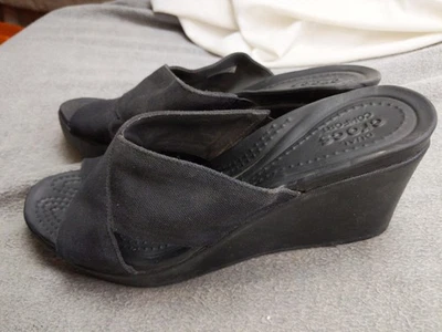 Босоножки Crocs женские размер 9 черные на танкетке двойной комфорт на платформе слайд 204946 - Изображение 1 из 4