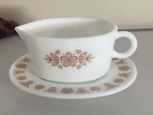 DE COLECCIÓN PYREX MARIPOSA ORO GRAVY BARCO Y BAJO PLATO CONJUNTO EN MUY BUEN ESTADO FLORAL CREMA + - Imagen 1 de 13