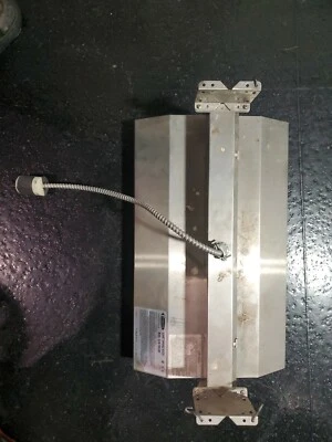 Fostoria 222-90-Thss-208V Calentador Eléctrico Infrarrojo, Techo, Suspendido, 304 Foto 1 de 3