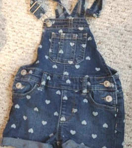 Pantalones cortos con tirantes Wonder Nation para niñas/niños pequeños azul denim con corazones talla 2T - Imagen 1 de 5